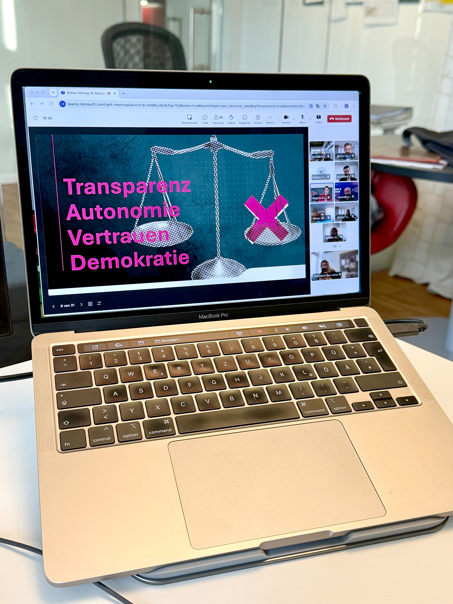 Transparenz beim Einsatz von KI ist nicht nur eine rechtliche Frage. Es geht auch darum, wie wir als Unternehmen und Marketeers mit unserer Zielgruppe kommunizieren.&nbsp;
