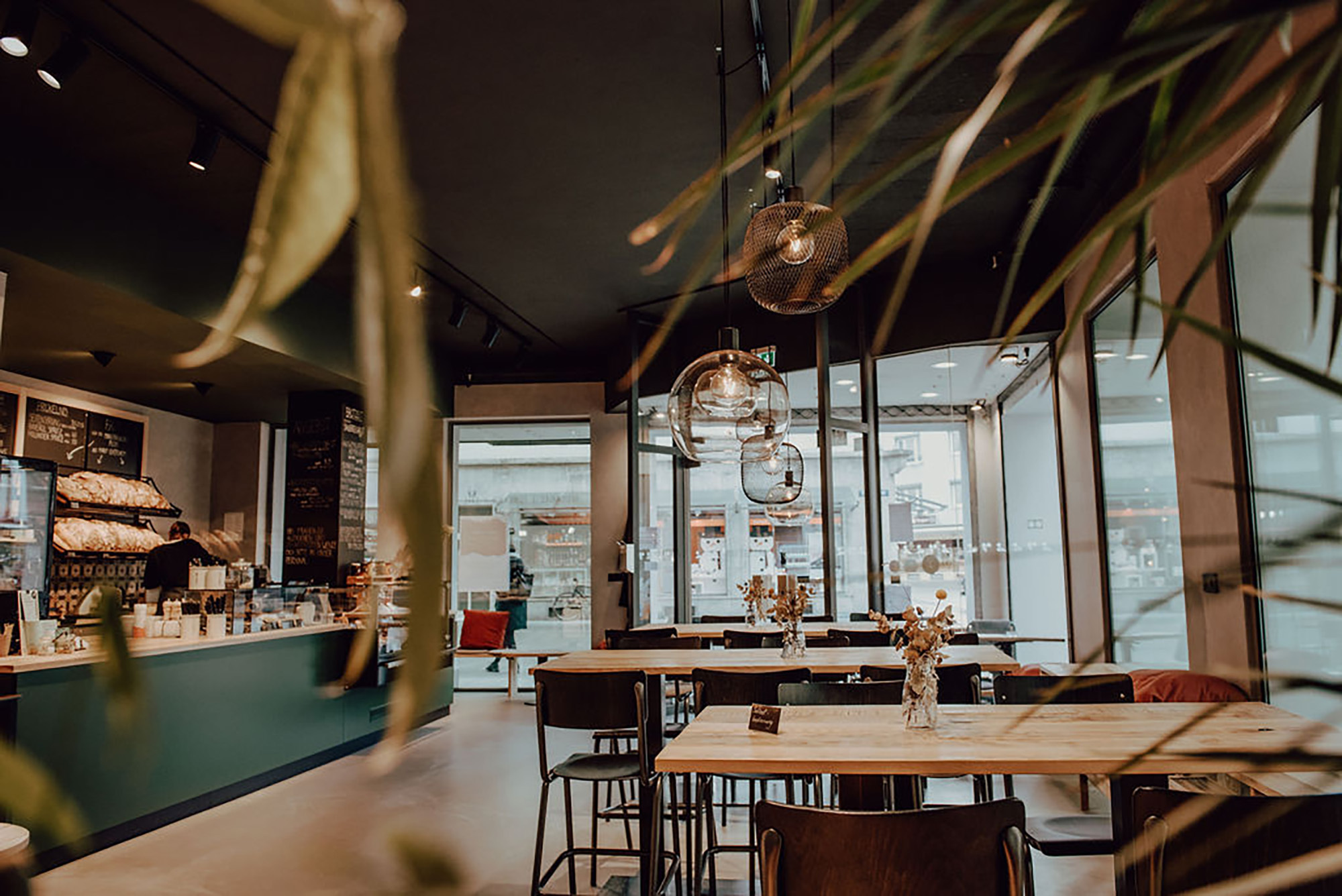 Direkt beim Betreten spürbar: Hier mischt sich handwerklicher Anspruch, mit viel Herz und einem klaren Fokus auf Regionalität. 